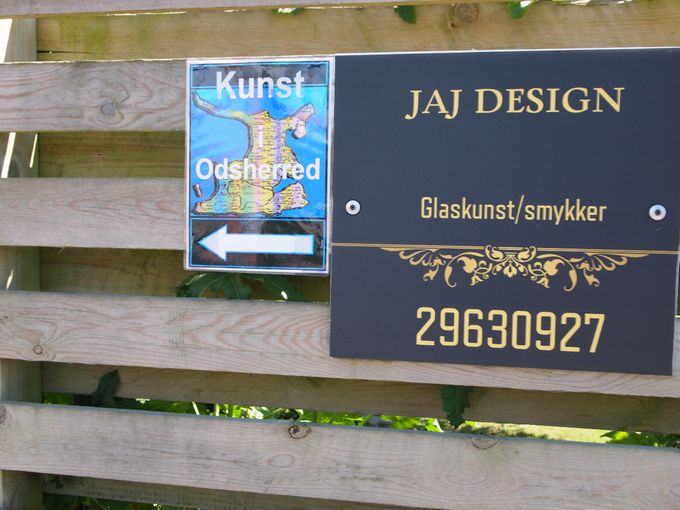 Denne vej til mit galleri som er beliggende Oddenvej 213, 4583 Sj.Odde.(Bagved Brugsen)
Åbningstider: Vinterhalvår kun efter aftale. Sommerhalvår når flaget er ude og efter aftale på tlf. 29630927.
I mit galleri har jeg glasarbejde, smykker og decoupagemaleri